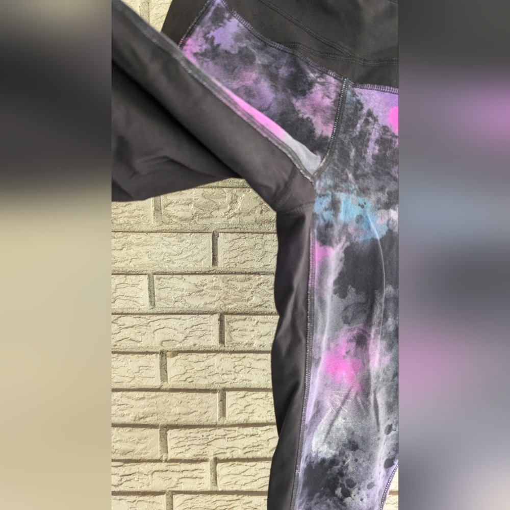 EUC Black Pink Paint Splatter Galaxy Print Capri Leggings Yoga Medium EUC - Picture 4 of 5